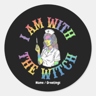 Sticker Rond Je Suis Avec La Sorcière Graphique Rétro Infirmièr