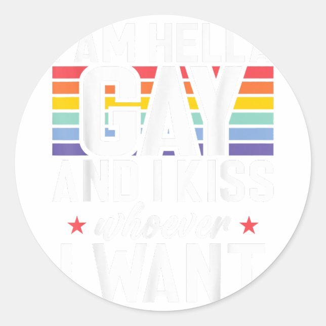 Sticker Rond Je suis Hella Gay et j'embrasse celui que je veux  (Devant)