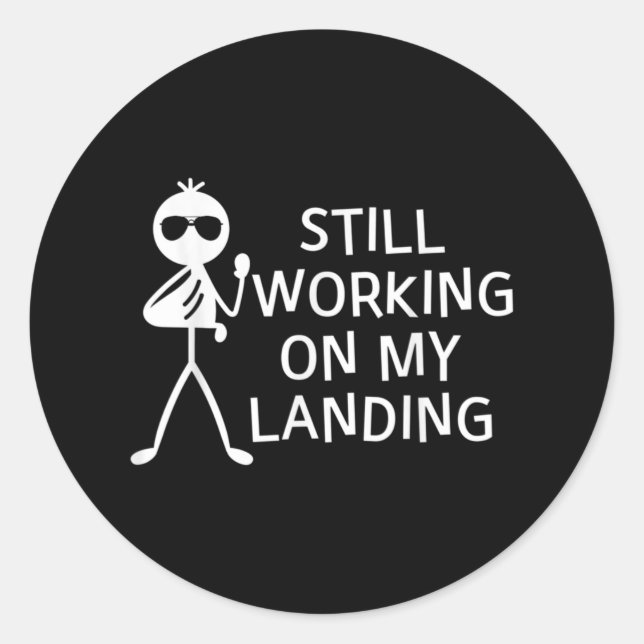 Sticker Rond Je Travaille Toujours Sur Mon Atterrissage De Bras (Devant)
