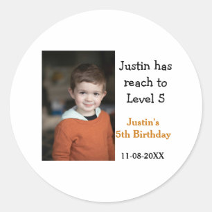 Sticker Rond Jeu de 5e anniversaire sur garçon photo nom date m