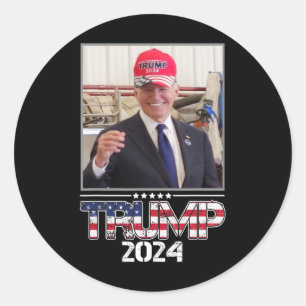 Sticker Rond Joe Biden portant un chapeau Trump Élection 2024 D