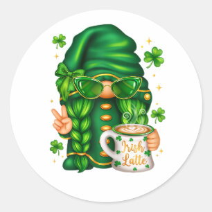Sticker Rond Joli gnome de la Saint-Patrick buvant du café