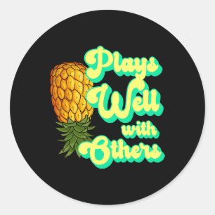Sticker Rond Joue Bien Avec D'Autres Swingers Ananas Chemise Ap