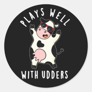 Sticker Rond Joue Bien Avec Les Udders Funny Cow Pun Dark BG