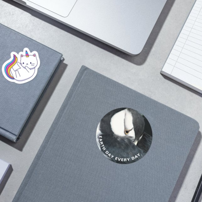 Sticker Rond Jour des terres chaque jour Horned Puffin Photo (In Situ Book)