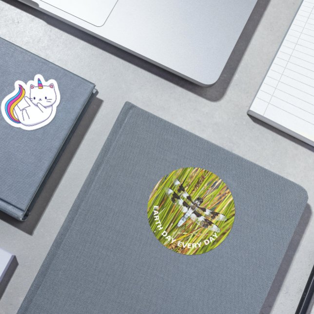 Sticker Rond Jour des terres photo de la libellule blanche comm (In Situ Book)