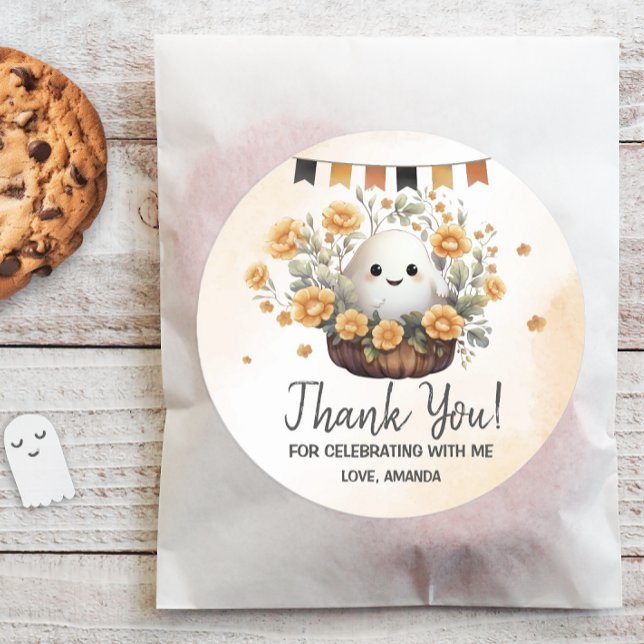 Sticker Rond Joyeux Anniversaire Halloween de Fantôme Mignon (Add a touch of cuteness to your Halloween birthday celebration with this adorable ghost design.)