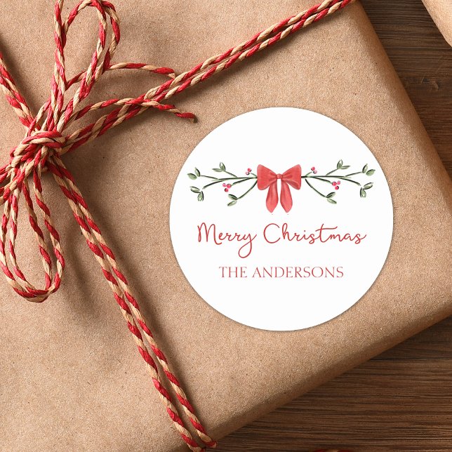 Sticker Rond Joyeux Noël Chic Coquette Red Bow Personnalisé (Add a personalized touch to your holiday gifts with these festive stickers featuring a classic bow.)
