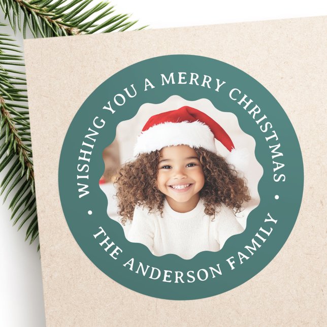 Sticker Rond Joyeux Noël ondulé en pin vert (Merry Christmas wavy border pine green photo Classic Round Sticker)