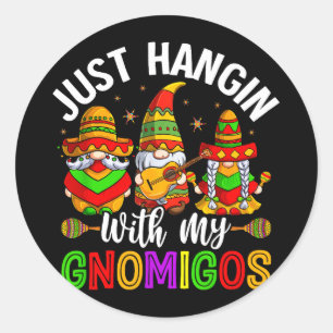 Sticker Rond Juste en train de traîner avec mes gnomigos
