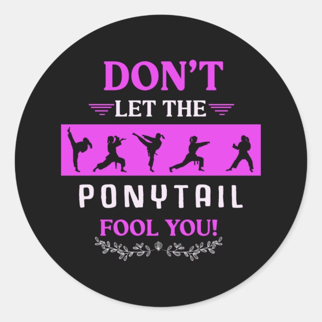 Sticker Rond Karate Girl Funny Black Belt Taekwondo Combattre (Devant)