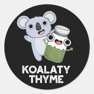 Sticker Rond Koala-ty Thyme Funny Koala Thyme Pun Dark BG
