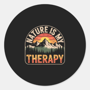 Sticker Rond La nature est une thérapie randonnée camping monta