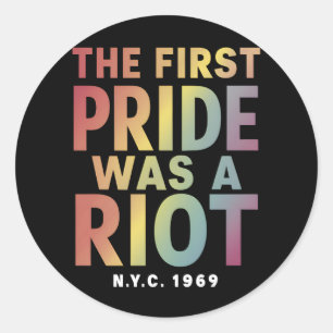 Sticker Rond La Première Fierté Était Un Allée Gay Gay Anti-Éme