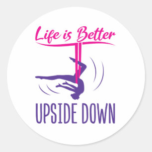 Sticker Rond La Vie Est Mieux À L'Écart Du Yoga Aérien