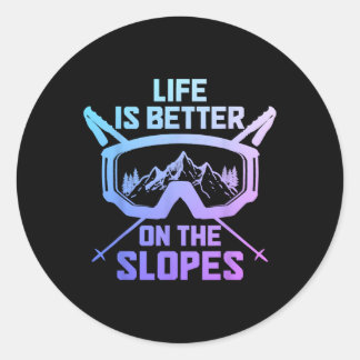 Sticker Rond La Vie Est Mieux Sur Les Pistes Ski Ski Ski L'Hive