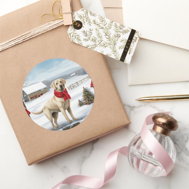 Sticker Rond Labrador Retriever Dog in Snow Christmas (Cadeaux)