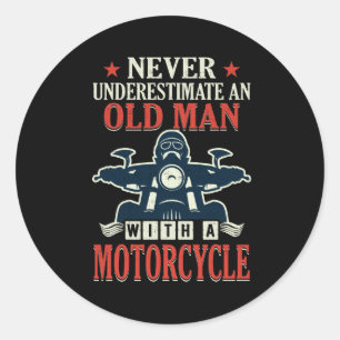 Sticker Rond Le motard de moto ne sous-estiment jamais un vieil