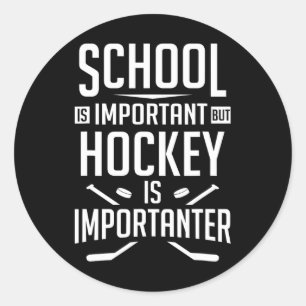 Sticker Rond L'École De Hockey Est Importante, Mais Le Hockey E