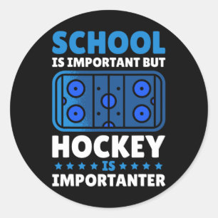 Sticker Rond L'École Est Importante, Mais Le Hockey Est Importa