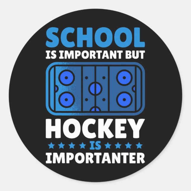 Sticker Rond L'École Est Importante, Mais Le Hockey Est Importa (Devant)