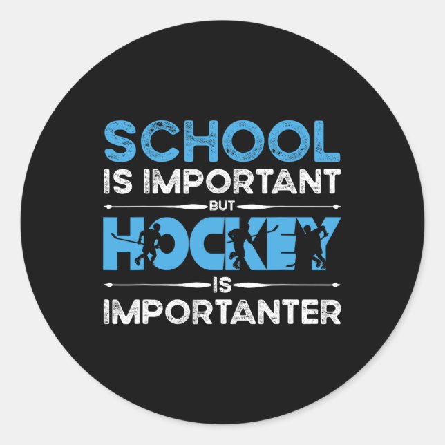 Sticker Rond L'École Est Importante, Mais Le Hockey Est Importa (Devant)