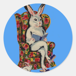 Sticker Rond Les années 1950 assis gros lapin lit l'histoire à