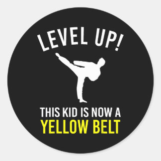 Sticker Rond Level Up! This Kid Is Now A Yellow Belt Karate Awa