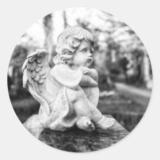 Sticker Rond Little angel sitting watching the horizon