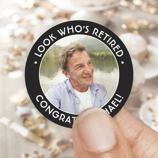 Sticker Rond Look Who's Retired Photo Retirement Black & White (Créateur téléchargé)