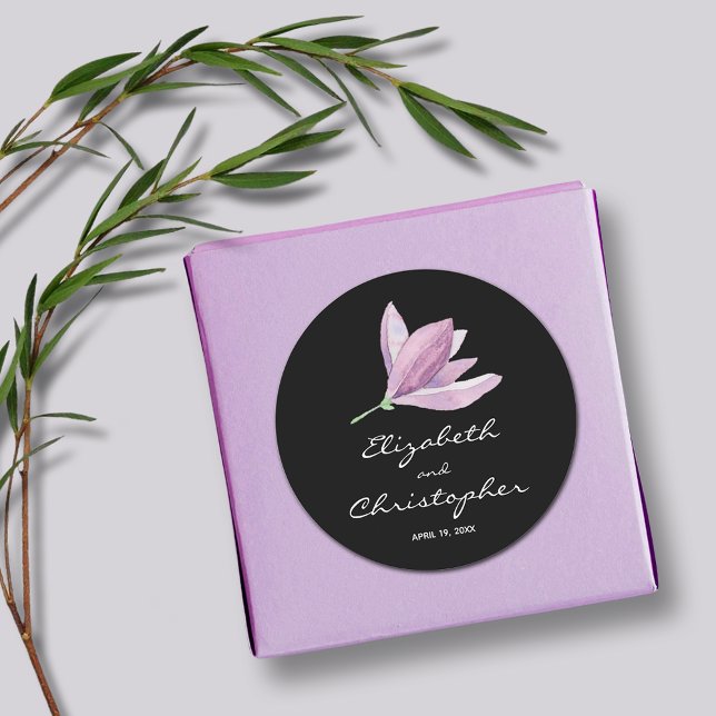 Sticker Rond Magnolia Floral Wedding Favor sur Noir (Magnolia Floral Wedding Favor Black Round Stickers)