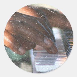 Sticker Rond mains de peau foncée jouant au clavier de piano gr