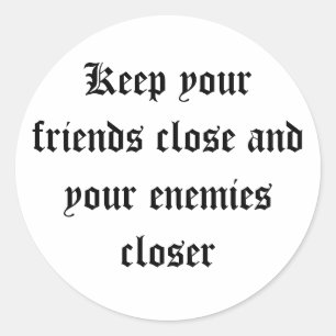 Sticker Rond Maintenez vos amis étroits et vos ennemis plus