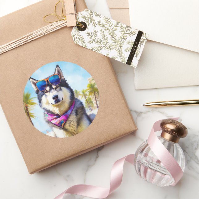 Sticker Rond Malamute d'Alaska sur la plage, cadeau d'été (Cadeaux)