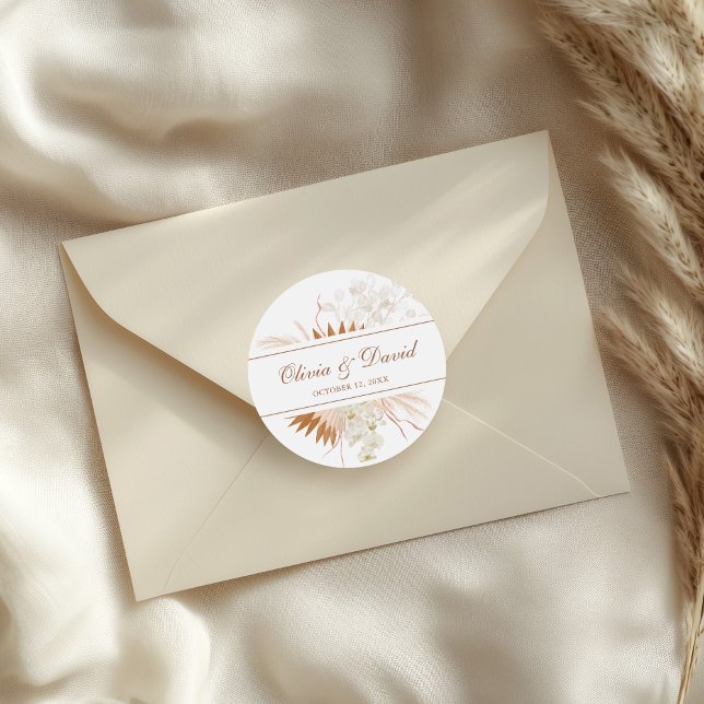 Sticker Rond Mariage Bohème Terracotta Herbe de Pampas Orchidée (Boho Terracotta Pampas Grass Orchid Wedding Classic Round Sticker on a wedding envelope.)