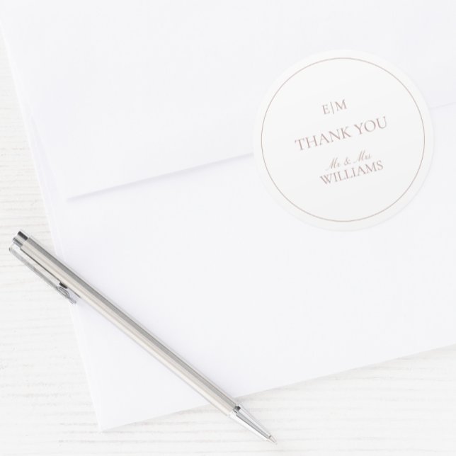 Sticker Rond Mariage de script de Merci rose monogramme élégant (Thank You Sticker)