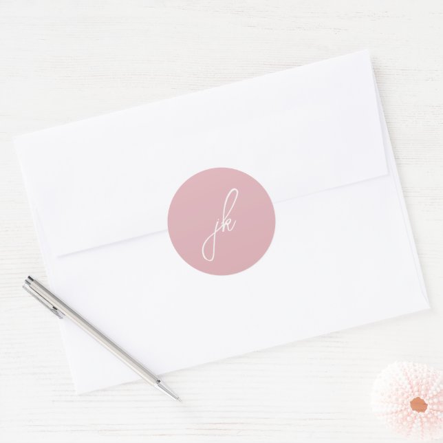 Sticker Rond Mariage Élégant Monogramme Script Rose (Enveloppe)