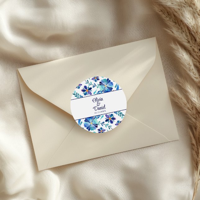 Sticker Rond Mariage Féria Florale Bleu et Blanc (Blue and White Floral Fiesta Wedding Classic Round Sticker on an elegant wedding envelope.)