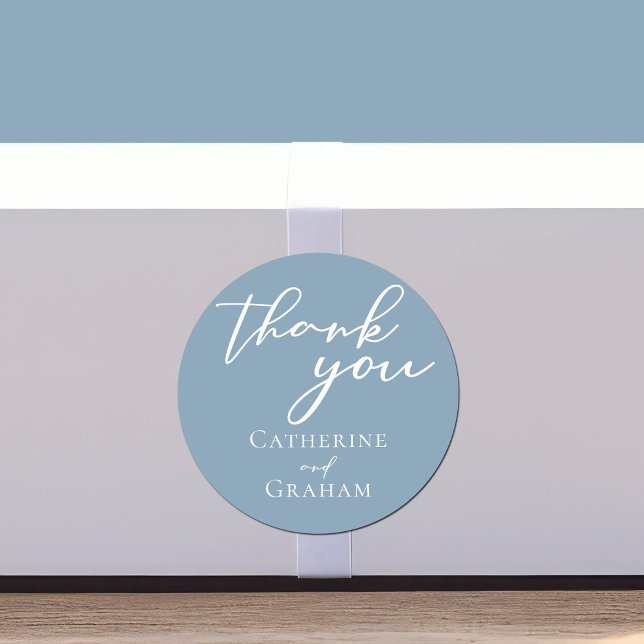 Sticker Rond Mariage personnalisé Dusty Blue White Script (Créateur téléchargé)