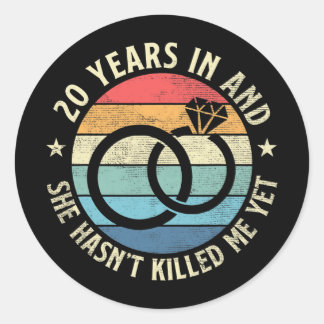 Sticker Rond Mens 20 Years In &amp ; She Hasn' ; t Killed Me