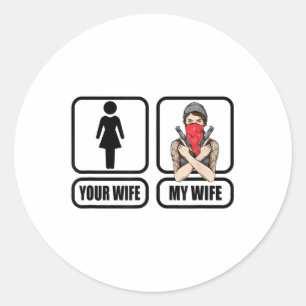 Sticker Rond Mens Your Femme - My Wife Tattoo _ Guns - Pères D