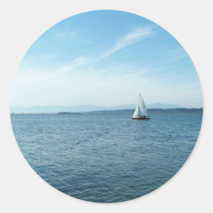 Sticker Rond mer et voilier sous ciel bleu