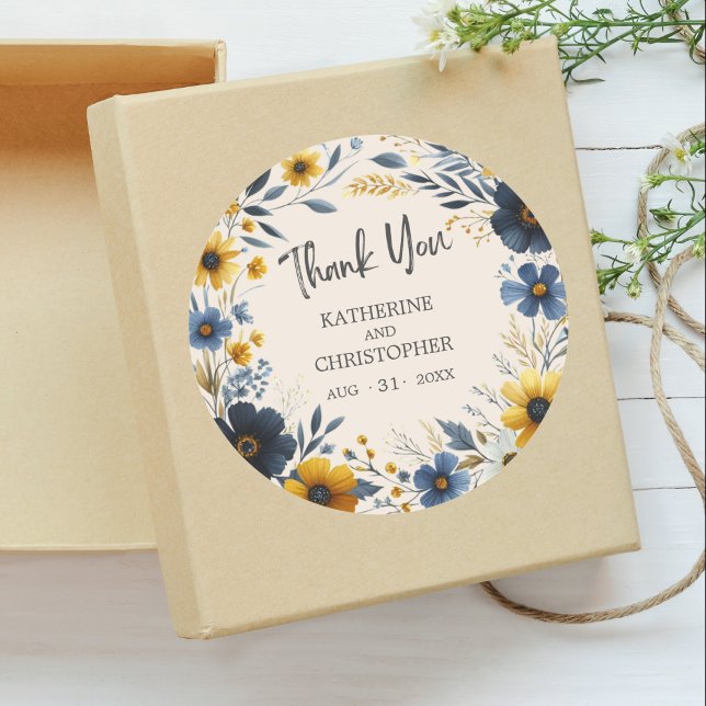Sticker Rond Merci Aquarelle Fleurs sauvages Mariage élégant (Wedding Thank You Sticker with Watercolor Wildflowers in dark blue and yellow.)