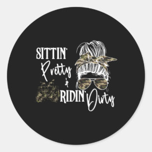 Sticker Rond Messy Bun Sittin Pretty Ridin-Dirty Pays Sud