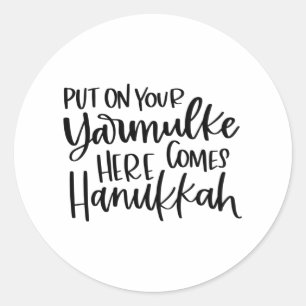 Sticker Rond Mettez votre Yarmulke Voici Hannukkah, Hanoukka