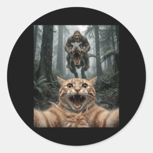 Sticker Rond Mignon Chat Selfie Bigfoot à Cheval sur T Rex Forê