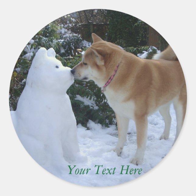Sticker Rond mignon chien akita embrassant un bonhomme de neige (Devant)