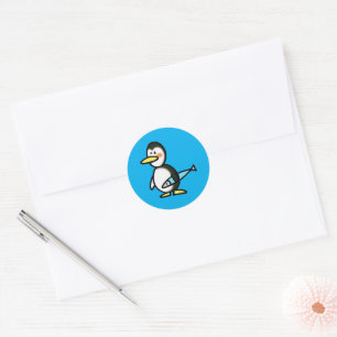 Sticker Rond Mignon Manchot Tenant un Poisson Bleu