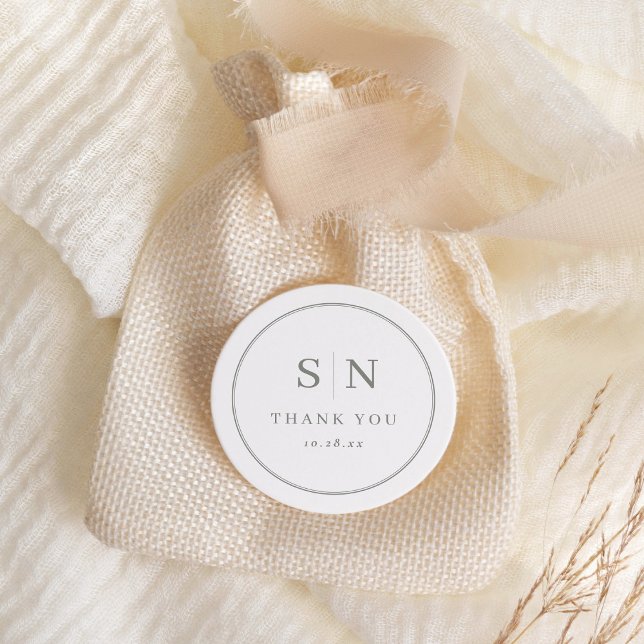 Sticker Rond Minimal et chic | Blanc avec Mariage Sage initial (A chic, white sticker with sage green text and accents)