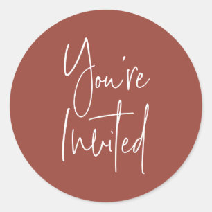 Sticker Rond Minimaliste Terracotta Vous êtes Invité Enveloppe 